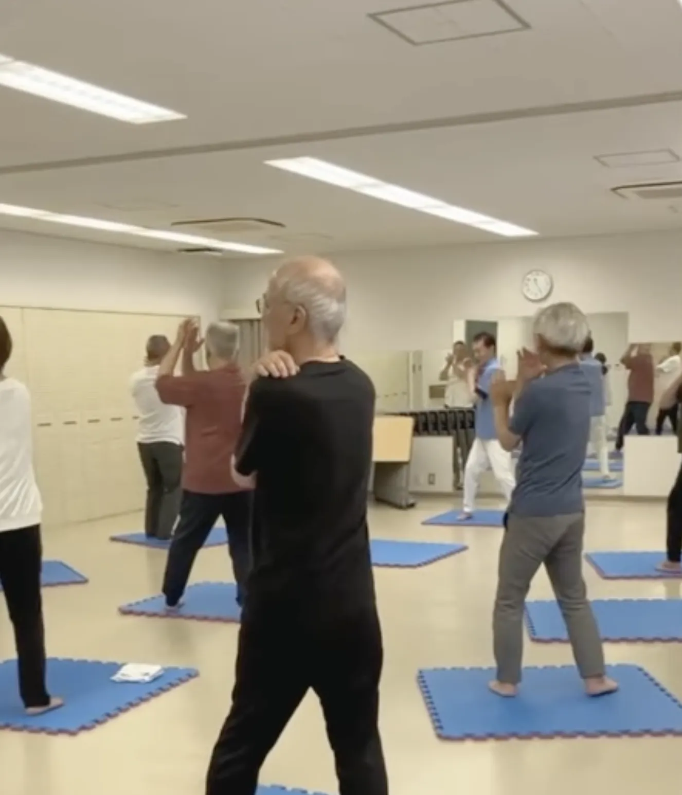 天神教室で全員そろって基本の立ち稽古を行う様子